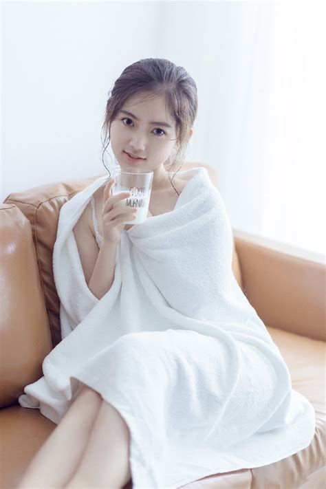 翟晓川今天参加阅兵仪式戴北京青年榜样奖章和首钢劳动模范奖章